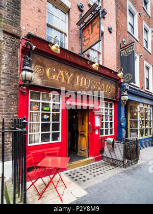 Gay Husar ist ein ungarisches Restaurant in der Griechischen Street, Soho in London. Im Jahr 1953 öffnete es ist Mitte 2018 zu schliessen. Stockfoto