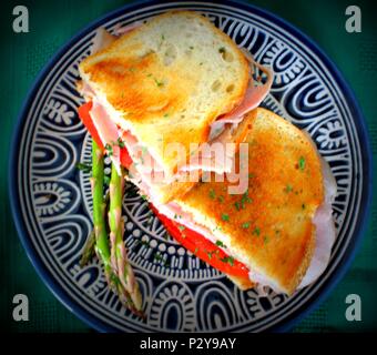 Sandwich w/Spargel auf blauen Platte Stockfoto