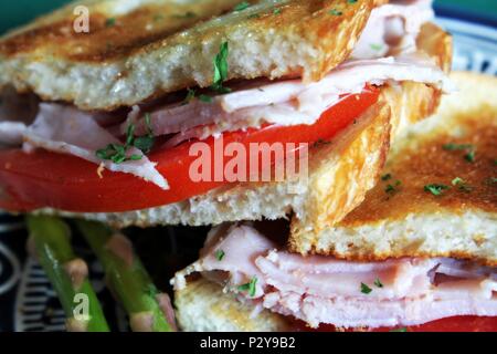 Sandwich garniert mit Spargel Stockfoto