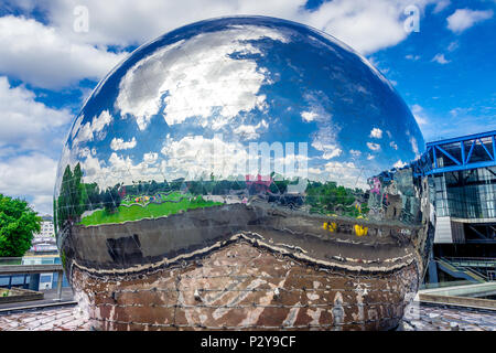 La Géode ist ein Spiegel - fertigen geodätische Kuppel, hält eine Omnimax Theater im Parc de la Villette in der Cité des Sciences et de l'Industrie in Paris Stockfoto