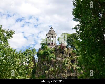 Die Menschen versammelten sich in der Temple de la Sibylle hoch über dem See im Parc Buttes Chaumont, Paris, Frankreich Stockfoto