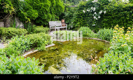 Gartengestaltung mit Wasser Elemente Stockfoto