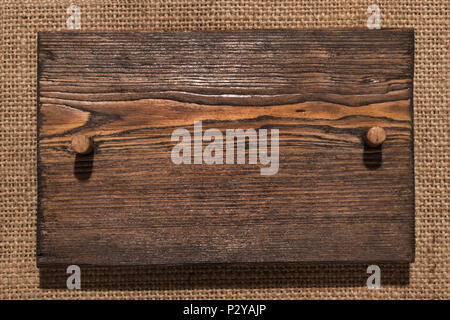 Holz- Rahmen aus dunklem Holz mit holzknebel liegt auf der Leinwand. Mit einem Platz für Ihren Text. Stockfoto