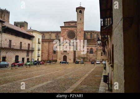 Schöne Aussicht auf die Plaza Mayor und die Kathedrale Santa Maria In Siguenza. Architektur, Reisen, Renaissance. März 19, 2016. Sigüenza, Guadalaja Stockfoto