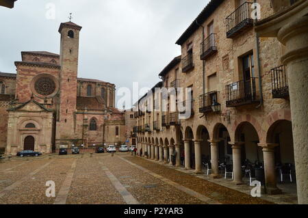 Schöne Aussicht auf die Plaza Mayor und die Kathedrale Santa Maria In Siguenza. Architektur, Reisen, Renaissance. März 19, 2016. Sigüenza, Guadalaja Stockfoto