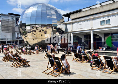 Bristol Millennium Square und gespiegelten Planetarium mit Stühlen für den BBCs großer Bildschirm, Grossbritannien Stockfoto