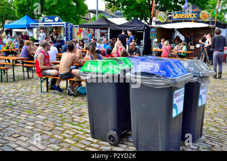 Müll und Recycling Bins in Bristol Waterfront Quadrat während des Festival, Großbritannien Stockfoto