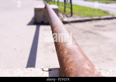 Rostigem Eisen Rohr mit Perspektive. Industrielle, Objekte. Stockfoto