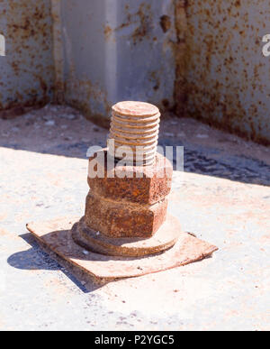 Rostigem Eisen Schraube mit Mutter am sonnigen Tag. industrielles Konzept Stockfoto