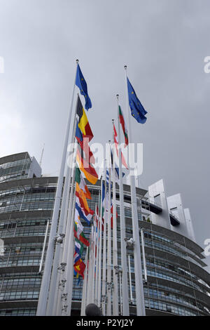 Straßburg, BR, Frankreich - Juni 13, 2018: Reihe von Fahnen winkt für das Europäische Parlament, das Europäische Parlament in Straßburg unter bedecktem Himmel Stockfoto