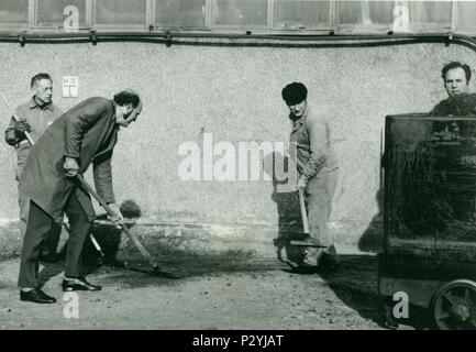 Die tschechoslowakische SOZIALISTISCHE REPUBLIK - circa 1970 s: Retro Foto zeigt Arbeiter Reinigung der Fabrik. Vintage Fotografie. Stockfoto