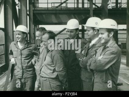 Die tschechoslowakische SOZIALISTISCHE REPUBLIK - circa 1970 s: Retro Foto zeigt Bauarbeiter. Vintage Fotografie. Stockfoto