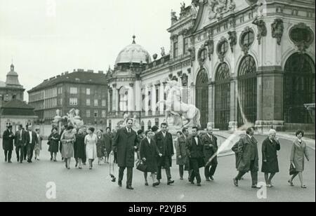 Die tschechoslowakische SOZIALISTISCHE REPUBLIK - circa 1970 s: Retro Foto zeigt Touristen während City Tour (Sightseeing (Tour)). Vintage Fotografie. Stockfoto