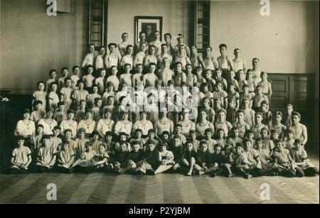 Die tschechoslowakische Republik - ca. 1930er Jahre: Retro Foto zeigt Schülerinnen und Schüler in der Turnhalle. Vintage Schwarz/Weiß-Fotografie. Stockfoto