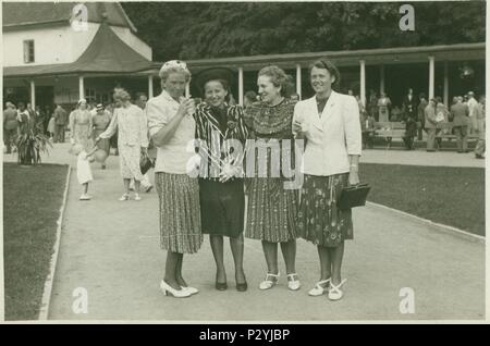 Die tschechoslowakische Republik - ca. 1930er Jahre: Retro Foto zeigt, dass Frauen in der Spa Resort. Vintage Schwarz/Weiß-Fotografie. Stockfoto