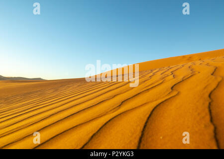 Lange Wind geformte Wellen mit Schatten definierte Kanten in den Dünen von Hidden Vlei, Sossusvlie Namibia Stockfoto