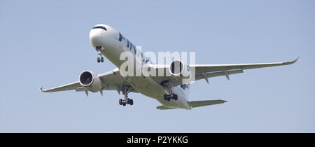 Finnair Airbus A350 XWB OH-LWC im Endanflug auf den Flughafen London-Heathrow LHR Stockfoto