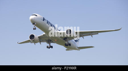 Finnair Airbus A350 XWB OH-LWC im Endanflug auf den Flughafen London-Heathrow LHR Stockfoto