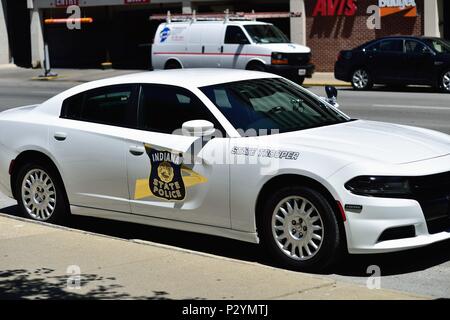 Indianapolis, Indiana, USA. Ein Indiana State Police Cruiser vor dem State Capitol Building in Downtown Indianapolis geparkt. Stockfoto