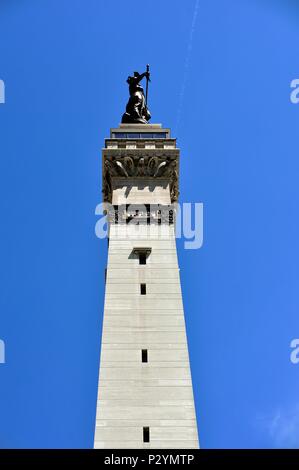 Indianapolis, Indiana, USA. Die Indiana State Soldaten und Matrosen Denkmal auf Monument Circle in Downtown Indianapolis gebaut. Stockfoto