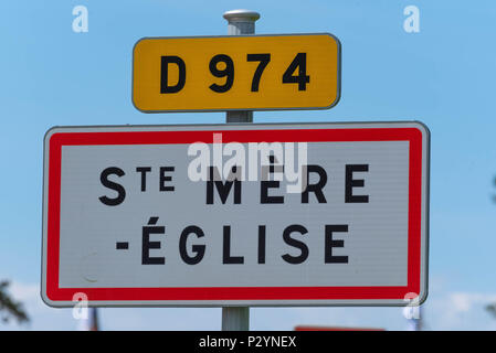 Sainte-Mere-Eglise, Normandie, Frankreich, 16. Juni 2018 Schild von STE MERE EGLISE, das war die erste Stadt, die auf der West Front befreit 1944 Stockfoto