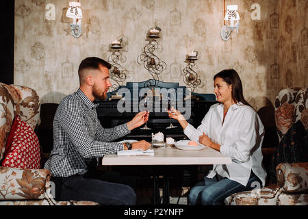 Romantische Beziehung Konzept - Paar mit Weingläsern dating und Toasten in Restaurant Stockfoto