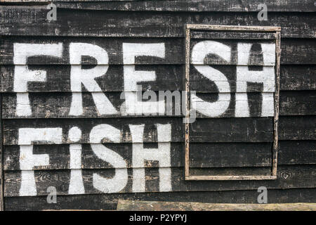Frischer Fisch in der Hastings Net Geschäfte, Fisherman schwarze Holzhütten am Hastings, Hastings, East Sussex, England, UK lackiert Stockfoto
