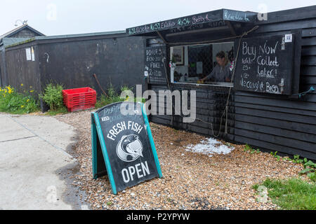 Verkauf von frischem Fisch in der Hastings Net Geschäfte, Fisherman schwarze Holzhütten am Hastings, Hastings, East Sussex, England, Großbritannien Stockfoto
