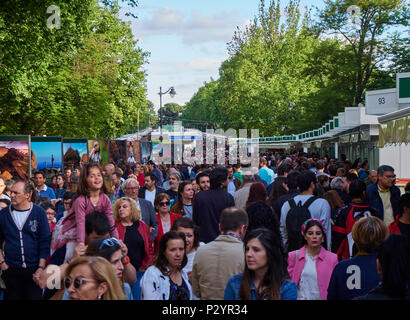 Die Menschen Wandern in Feria del Libro de Madrid (Madrid Book Fair) in den Parque del Buen Retiro Park von Madrid. Spanien. Stockfoto