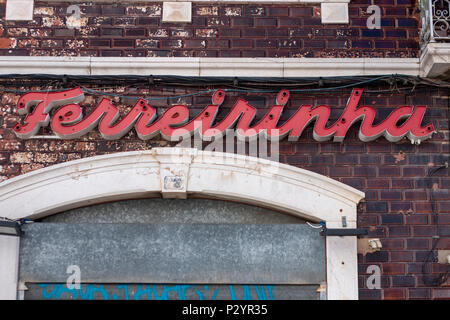 TAVIRA, PORTUGAL: 5 Mai, 2018 - Nahaufnahme der Logo der 1946 Juwelier Ferrerinha, auf die Stadt Tavira, Portugal. Stockfoto