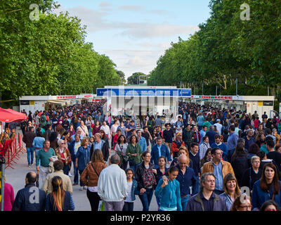 Die Menschen Wandern in Feria del Libro de Madrid (Madrid Book Fair) in den Parque del Buen Retiro Park von Madrid. Spanien. Stockfoto