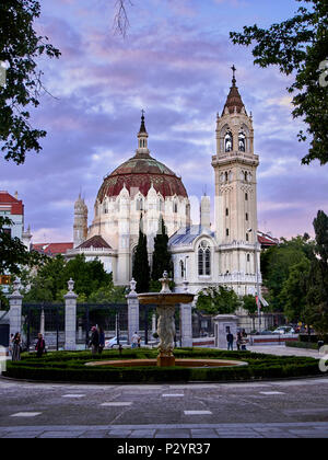 Madrid, Spanien - 10. Juni 2018. Parroquia de San Manuel y San Benito Kirche Pfarrkirche bei Sonnenuntergang. Blick vom Parque del Buen Retiro Park von Madri Stockfoto