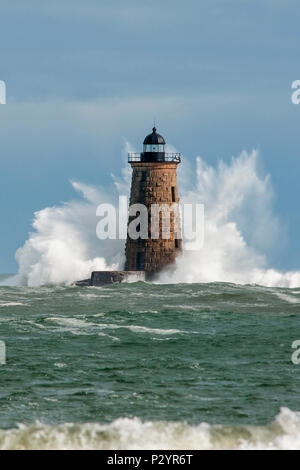 Riesige Wellen brechen rund um den Stein Turm von Whalback Leuchtturm in Maine während seltene Flut. Stockfoto