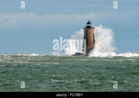 Riesige Wellen, die der Stein Turm von Whaleback Leuchtturm in der südlichen Maine während eine astronomisch hohe Flut. Stockfoto