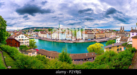 Panoramablick auf das historische Stadtzentrum von Zürich mit berühmten Fraumunster, Grossmünster und St. Peter und den Fluss Limmat am See Zürich, Schweiz Stockfoto