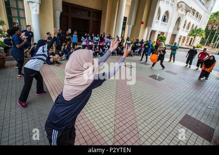 160811-N-CV 785-316 Kuantan/Malaysia (11.August 2016) US Navy, Royal Malaysian Navy und Studenten der Internationalen Islamischen Universität von Malaysia in einem Wasser-ballon Fangspiel während einer Gemeinschaft Bezug Veranstaltung teilnehmen. Pacific Partnership 2016 Personal aus USNS Mercy (T-AH 19) die Internationale Islamische Universität Malaysia reiste in einer Freundschaft tag Gemeinschaft Bezug Veranstaltung teilzunehmen. Us Navy Personal vor Studenten der Universität konkurriert und Royal Malaysian Navy Mitglieder vom Kuantan in Sportarten wie Fußball und Korbball sowie Coconut Bowling und Wat Stockfoto