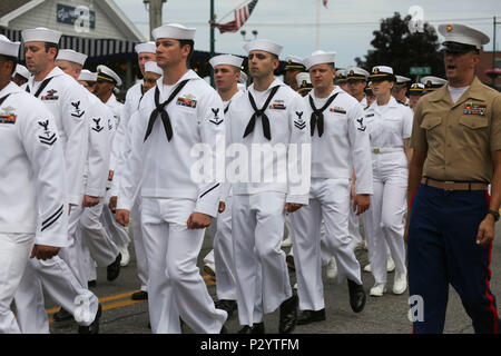 Gunnery Sgt. Joshua Pendley, ein Motor transport Chief mit Combat Logistik Bataillon 8, 2 Marine Logistik Gruppe, fordert Trittfrequenz für eine Bildung während der Hummer Fest Parade in Rockland, ME, August 6, 2016. Marinesoldaten und Matrosen mit Combat Logistik Bataillon 8, 2 Marine Logistics Group, an Bord der Oak Hill, in Rockland, ME, verankert Aug 3-7 vor den Fähigkeiten des Navy-Marine Corps Team während der Rockland's Hummer Fest. Die Einheit präsentierte Fahrzeuge und Waffen für öffentliche Führungen an Bord der Marine LSD und in der jährlichen Parade in der Stadt und Veranstaltungen der lokalen Ame teilgenommen Stockfoto