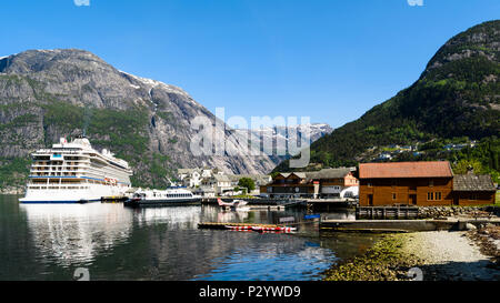 Eidfjord, Norwegen - 21. Mai 2018: Reisen Dokumentarfilm von Alltag und statt. Luxus Kreuzfahrtschiff Viking Sun und die kleineren Fähre Teisten in günstig Stockfoto