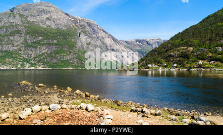 Blick über den Fjord Eidfjorden in Hordaland, Norwegen, auf einer sonnigen und ruhigen Tag. Stockfoto