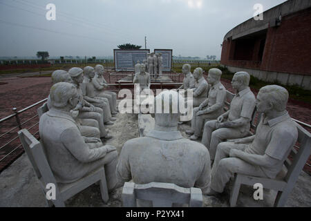 Statuen zeigen historische Teliapara Konferenz an Mujibnagar Komplex im Meherpur. Bangladesch. Stockfoto