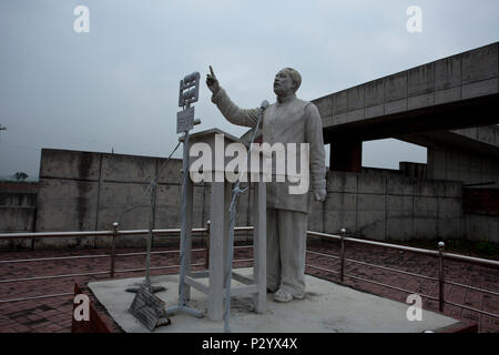 Präsentation der historischen Reden von Bangabandhu Scheich Mujibur Rahman an der Pferderennbahn Maidan am 7. März, 1971. Diese Statue vor kurzem gebaut Stockfoto