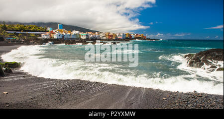 Blick auf die bunten Häuser von Punta Brava vom Strand Jardin in Puerto de la Cruz, Teneriffa, Kanarische Inseln, Spanien Stockfoto