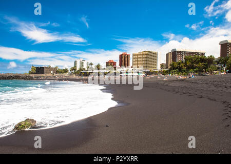 Blick auf die bunten Häuser von Punta Brava vom Strand Jardin in Puerto de la Cruz, Teneriffa, Kanarische Inseln, Spanien Stockfoto