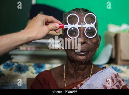 Eine Sri Lankan lokale nationale Frau erhält eine Auge Prüfung während der Pacific Engel (PACANGEL) 16-3 in Jaffna, Sri Lanka, 15 August, 2016. Unterstützung bei PACANGEL umfasst allgemeine Gesundheit, Dental, Handchirurgie, physikalische Therapie und technische Programme sowie verschiedene Gegenstand Experte Austausch. (U.S. Air Force Foto von älteren Flieger Bretagne A. Chase) Stockfoto