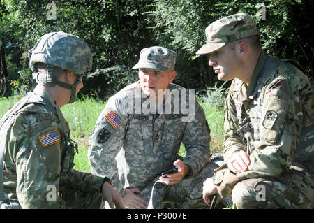 Us Army Lieutenant Ben Rymer und US-Armee Sgt. 1. Klasse Tschad Nabors von der 678th Air Defense Artillery Brigade, South Carolina National Guard, Anweisungen, um Soldaten und Beamten während der Ausbildung an der 678th Air Defence Brigade in Eastover, S.C., 16. August 2016. Die Soldaten durchgeführt Schlacht Bohrer Reaktion auf indirekte Feuer, während ausgebaut. (U.S. Army National Guard Foto: Staff Sgt. Kevin Pickering/Freigegeben) Stockfoto