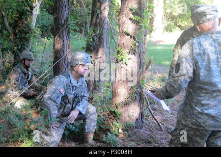 Us-Armee lt Col Bryan Tolar und US-Armee Maj. David Boyd von der 678th Air Defense Artillery Brigade, South Carolina National Guard, hören Sie auf Anweisungen von U.S. Army Sgt. 1. Klasse Tschad Nabors, auch von der 678Th während der Ausbildung an der 678th Air Defence Brigade in Eastover, S.C., 16. August 2016. Die Soldaten durchgeführt Schlacht Bohrer Reaktion auf indirekte Feuer, während ausgebaut. (U.S. Army National Guard Foto: Staff Sgt. Kevin Pickering/Freigegeben) Stockfoto