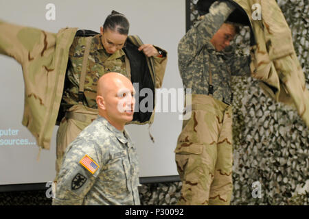 Us-Armee Sgt. 1. Klasse Tschad Nabors von der 678th Air Defence Brigade, South Carolina National Guard, stellt eine Klasse zur Reaktion auf CBRN-Attack/Gefahr für die Mitglieder der 678Th am McCrady Training Center in Eastover, S.C., 15. August 2016. Us-Armee Sgt Brittney Dalton und US-Armee SPC. Eric Bilyard demonstrieren überstreifen MOPP gear. (U.S. Army National Guard Foto: Staff Sgt. Kevin Pickering/Freigegeben) Stockfoto