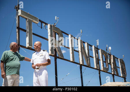 Lt.Cmdr. David Jeltema, ein Kaplan mit Naval Medical Center San Diego, steht mit Herbert Crask, ein Navy Veteran, an der Simpson's Rest, ein Ehrengrab mit Blick auf Trinidad, CO Aug 9, 2016. Während seiner 10-jährigen Dienstzeit, Crask serviert an Bord der USS Black Hawk, der USS West Virginia (BB-48) und der USS Prairie (AD-15). Stockfoto