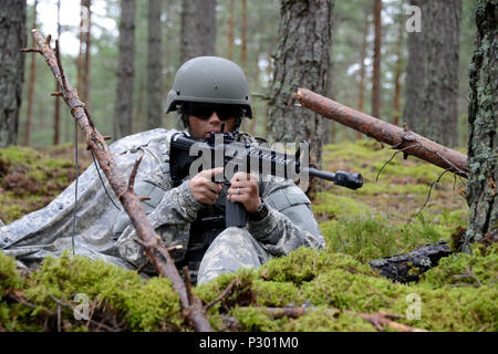 Spc. Samantha Tuttle, Militär, Polizei, 1776Th MP Firma zugewiesen, MP 210th Battalion, 177Th MP Brigade, Michigan National Guard, zieht die Sicherheit für das Personal und die Geräte bei Starker Wächter 2016, in der Nähe von Tukums, Lettland, 13.08.2016. Die 177Th MP BDE-Soldaten und Lima Company, 3.Bataillon, 25 Marines, beteiligen sich mit dem Zemessardze (Lettische National Guard) in Starker Wächter, eine jährliche Lettisch-led-Training. Starker Wächter 2016 zeigt die anhaltende US-Engagement für die Sicherheit der NATO-Staaten vor dem Hintergrund der zunehmenden Spannungen in Osteuropa. (U.S. Armee Foto Stockfoto