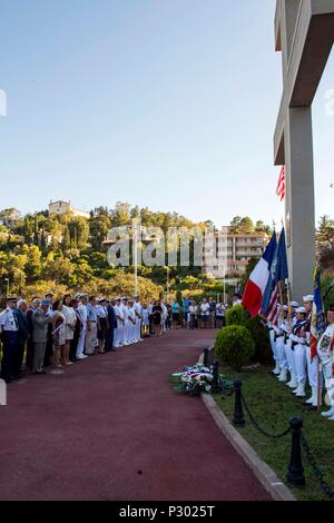 160814-N-AX546-199 THEOULE-SUR-MER, Frankreich (14. August 2016) US-Segler aus USS Mount Whitney (LCC-20) beteiligen sich an der Zeremonie Croix de Lorraine, Service-Mitglieder zu Ehren, die während des zweiten Weltkrieges alliierte Landung in Südfrankreich mit dem Codenamen Operation Dragoon gestorben. Die Zeremonie ist Teil einer Reihe von Veranstaltungen, die der US-Marine neben Französisch zivilen und militärischen Beamten zum 72. Jahrestag der Operation Dragoon Gedenken an teilnimmt. (Foto: U.S. Navy Mass Communication Specialist 1. Klasse Sean Spratt / veröffentlicht) Stockfoto